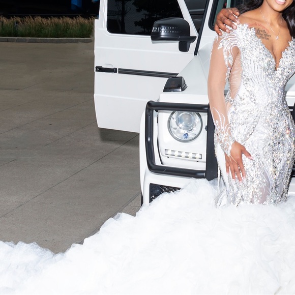 Leo Almodal Custom Wedding Gown - Picture 4 of 9
